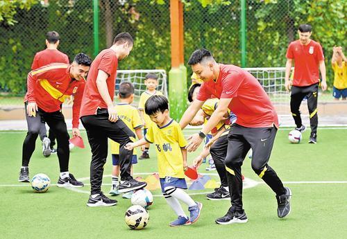 开云入口-小学校园来了国家队