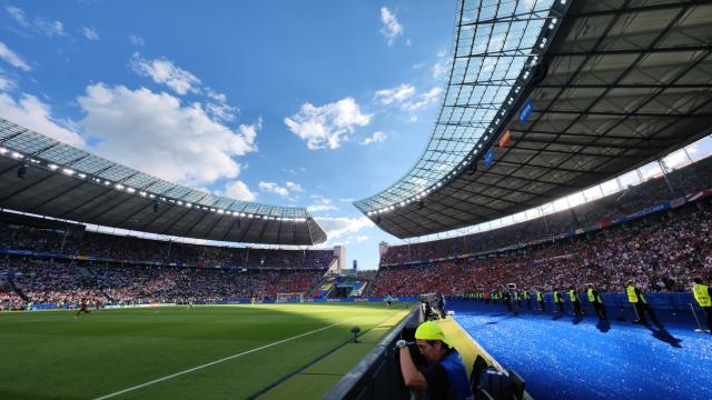 开云入口-【帆看欧洲杯】飞舞中指的球迷，做不了网红的老记